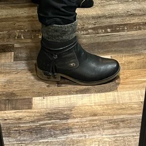 Well loved low boot with great accessories